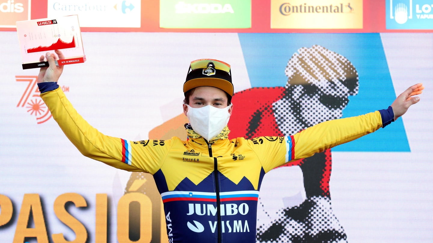 Primoz Roglic sul podio dell'ottava tappa della Vuelta 2020 (Ansa)