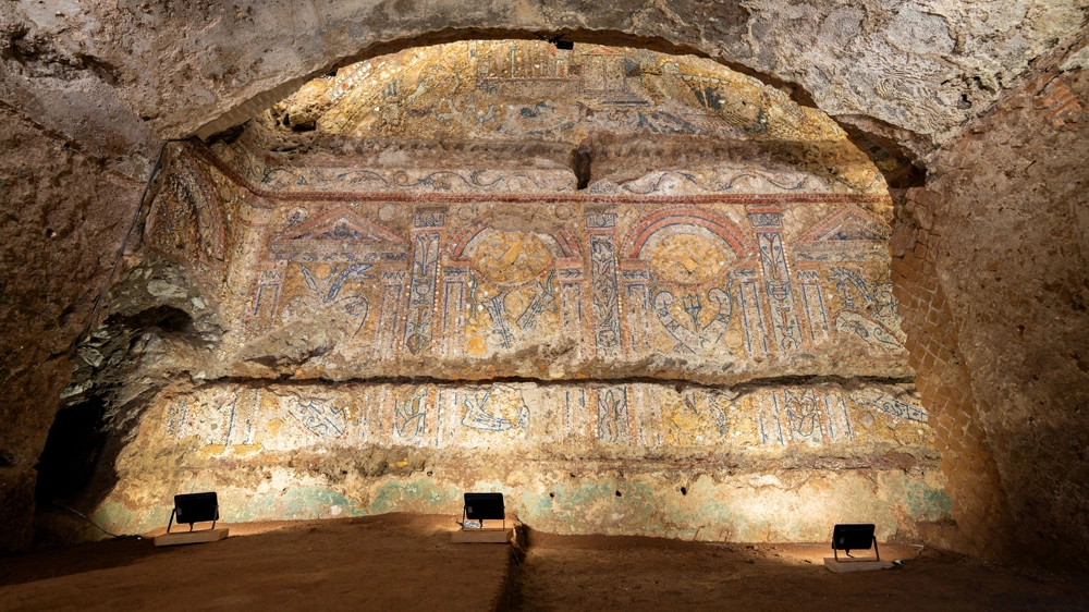 Il mosaico rustico trovato nella nuova domus rinvenuta nel Parco archeologico del Colosseo (foto ministero della Cultura)