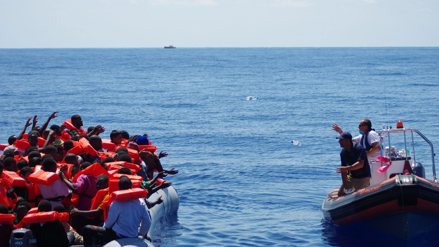 Migranti, un gommone soccorso nel Canale di Sicilia, foto generica (Lapresse)