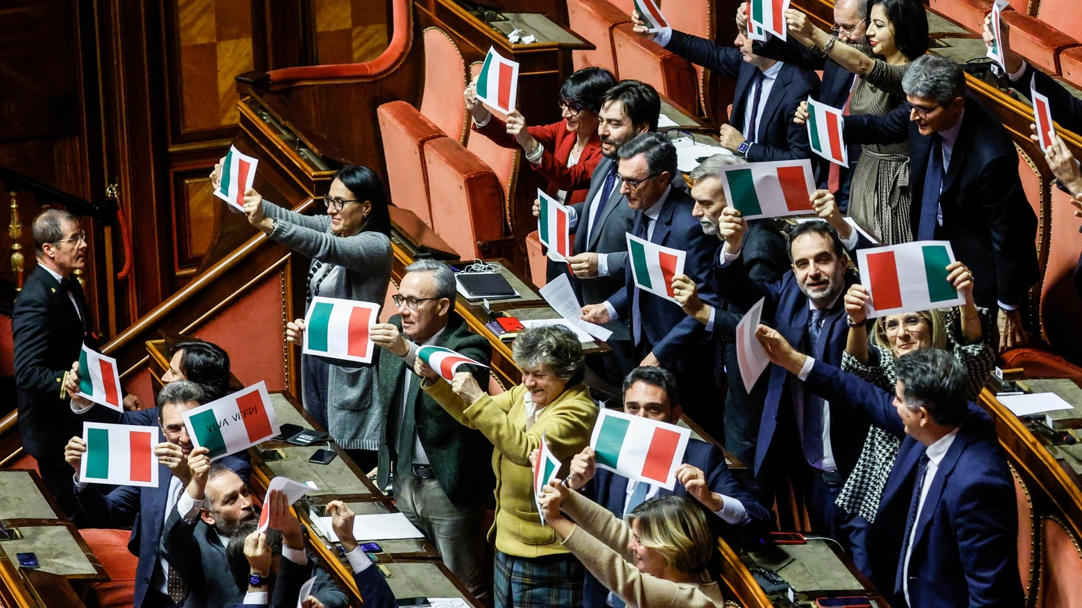 L'opposizione sventola il tricolore in Senato contro il ddl sull'automia differenziata (Ansa)