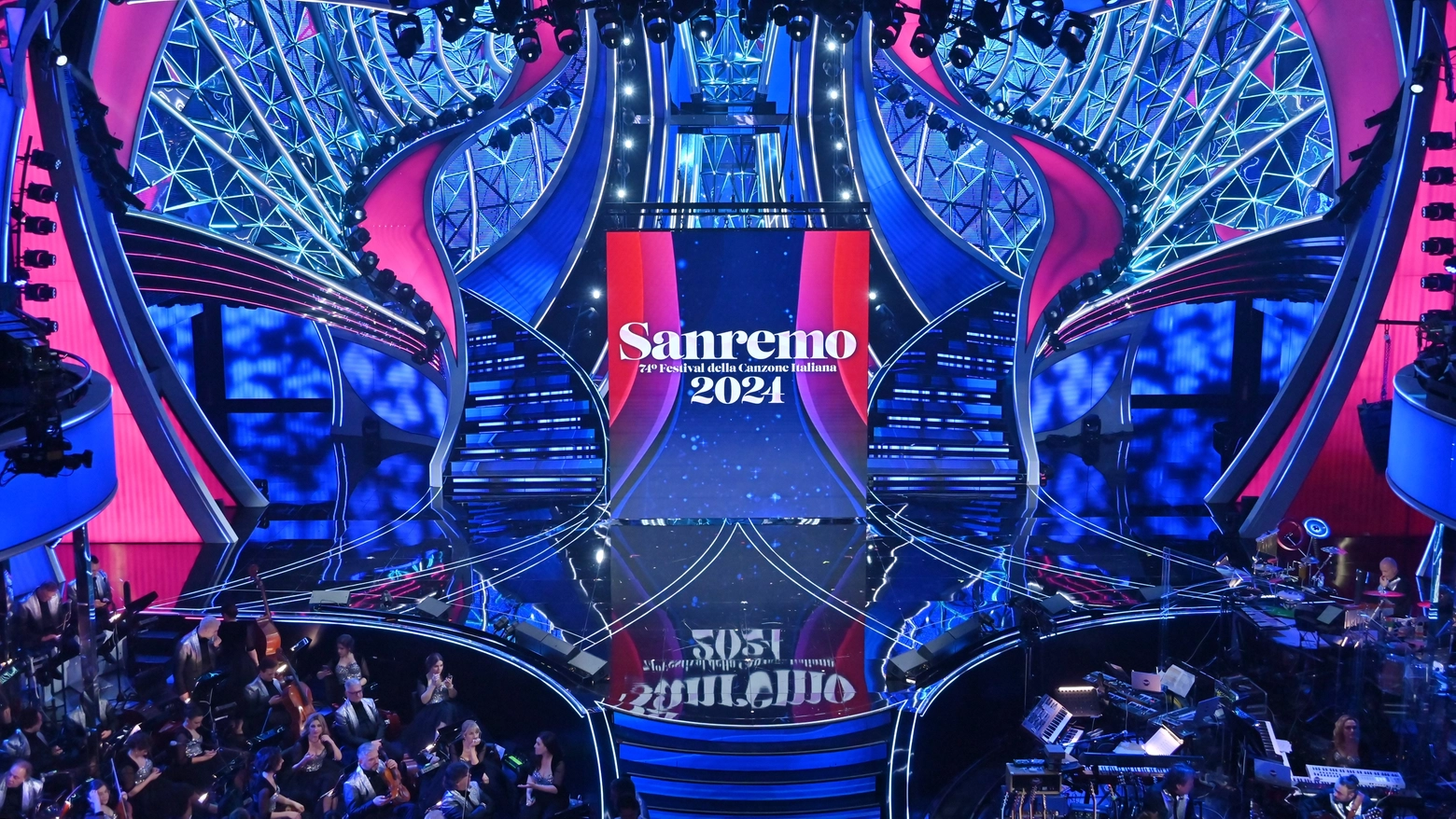 Sanremo 2024, la scenografia del teatro Ariston