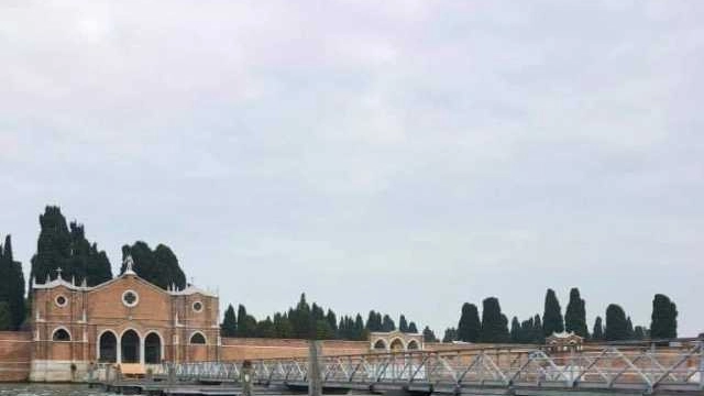 Venezia, il ponte galleggiante di San Michele in Isola (Ansa)