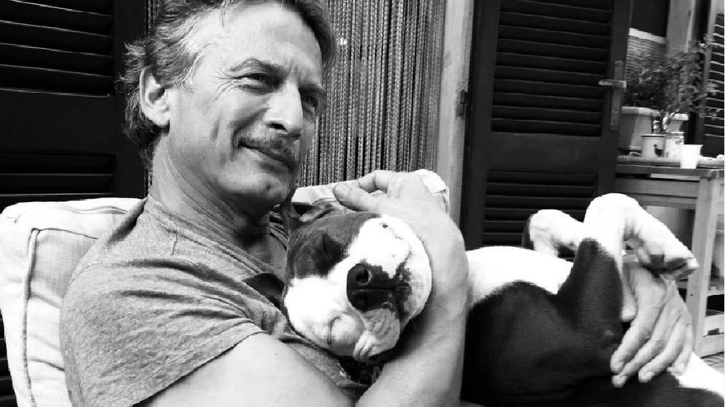 Cesare Bocci (63 anni) con il suo cane Rocco in uno scatto tratto dal profilo Instragram