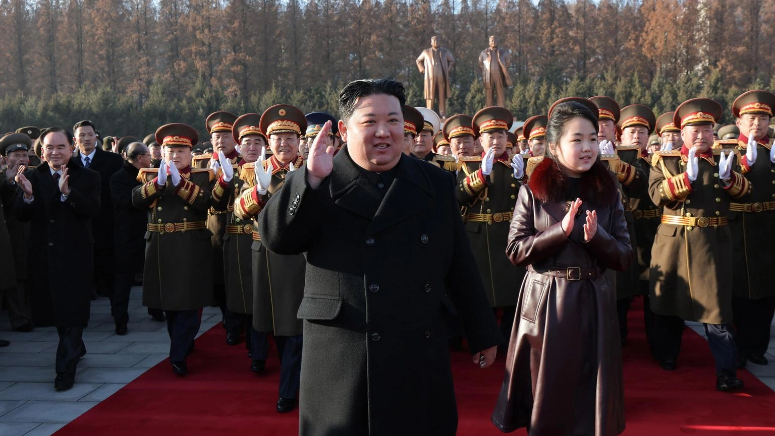 Kim Jong-un con la con la figlia Ju Ae durante l'evento per l'anniversario dell'esercito nordcoreano