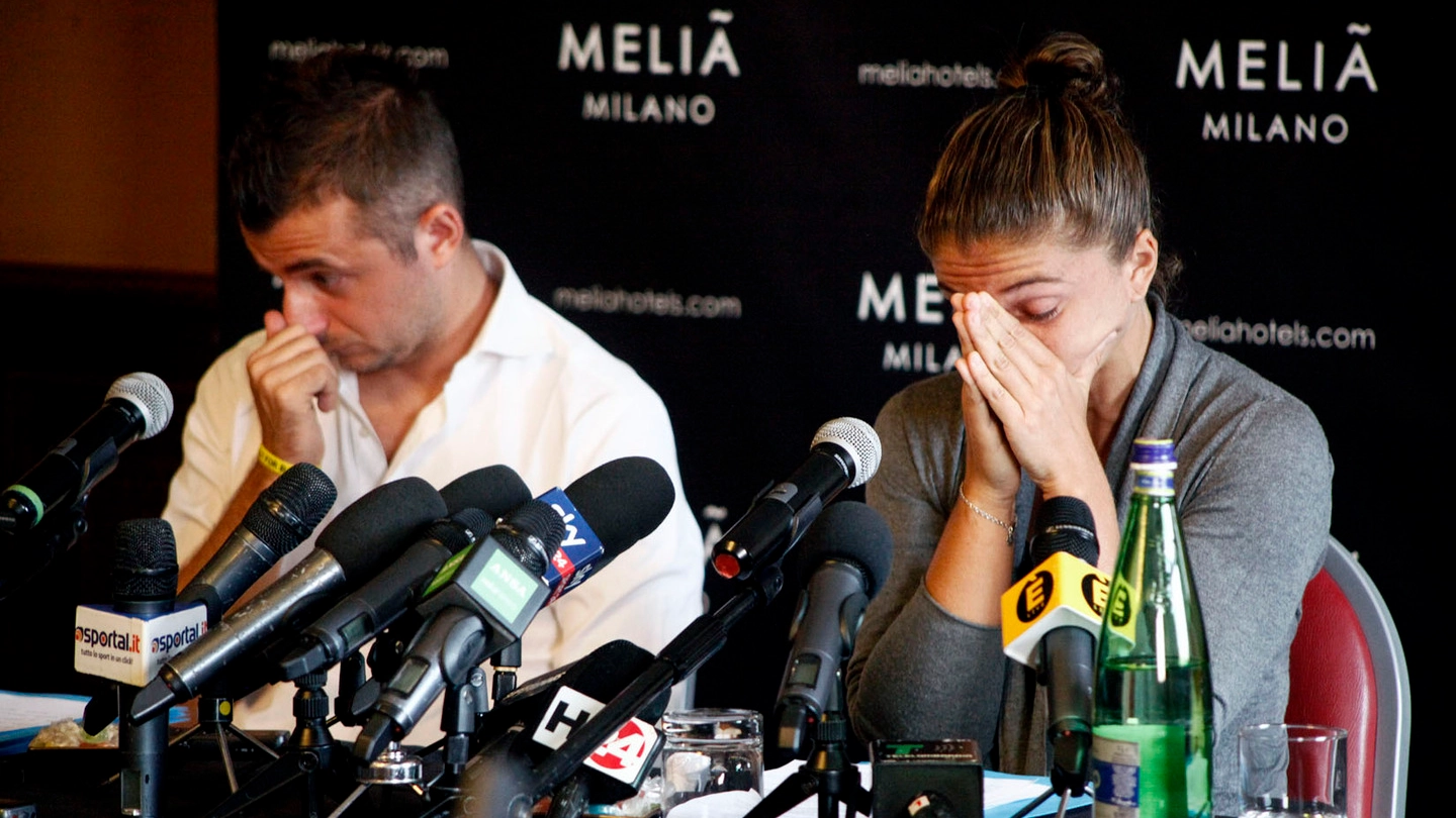 Sara Errani in lacrime alla conferenza stampa a Milano (Lapresse)