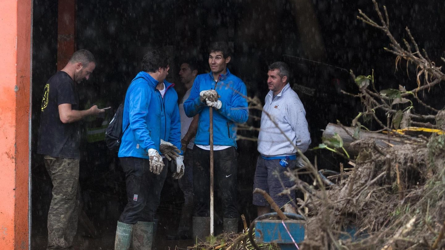 Rafael Nadal scava nel fango a Maiorca (Ansa)