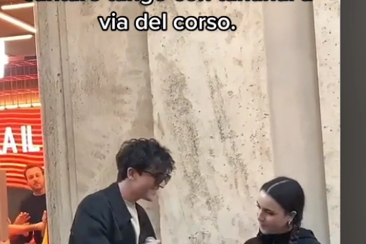 Tananai, duetta a Roma con l'artista di strada Virginia Mingoli