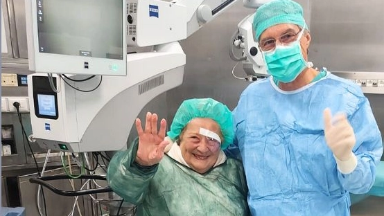 La signora Emanuela, 101 anni, col chirurgo Vincenzo Orfeo