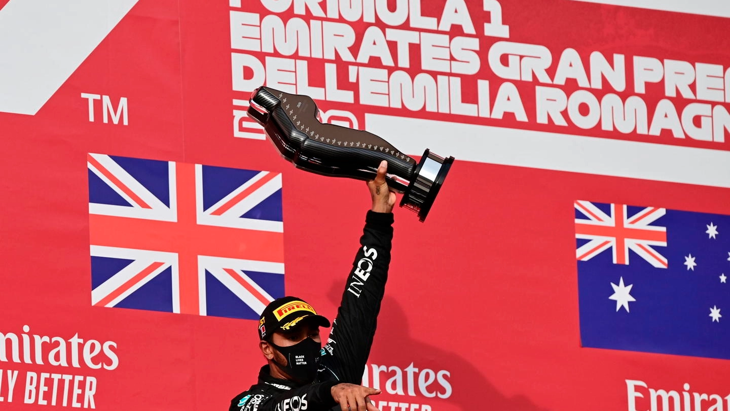 Lewis Hamilton sul podio di Imola (Ansa)