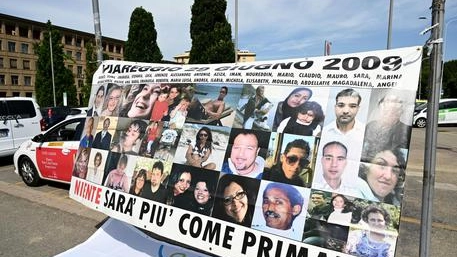 Uno striscione con i volti delle vittime di Viareggio