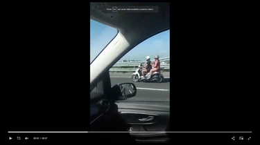 Autostrada Napoli-Salerno, viaggiano in tre a bordo di uno scooter e con un neonato senza casco: 400 euro di multa e fermo del motociclo per 60 giorni