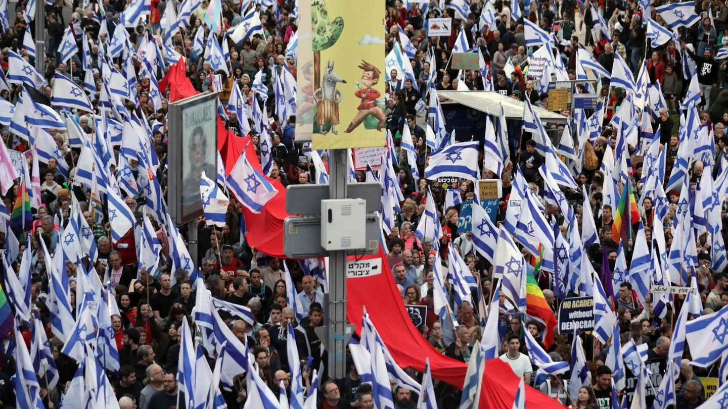 Tel Aviv, la folla protesta contro la riforma della giustizia (Ansa)