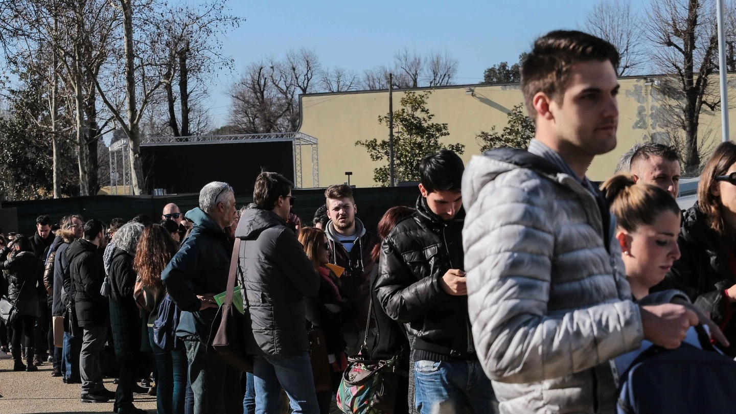 Giovani in fila in Toscana alla Borsa mercato lavoro