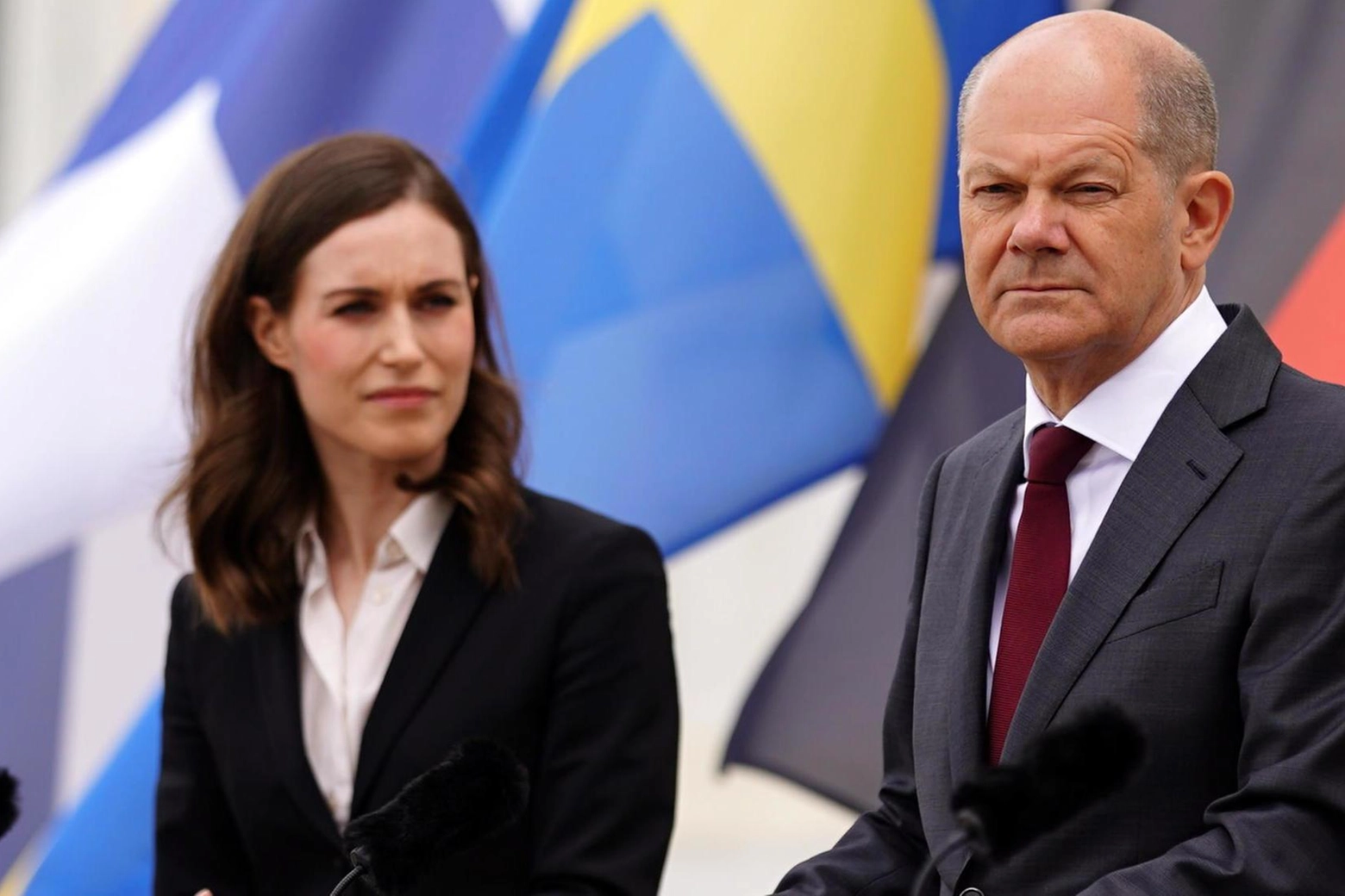 La premier finlandese Sanna Marin, 36 anni, col cancelliere tedesco Olaf Scholz (63)
