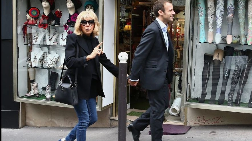 Emmanuel Macron passeggia con Brigitte 
