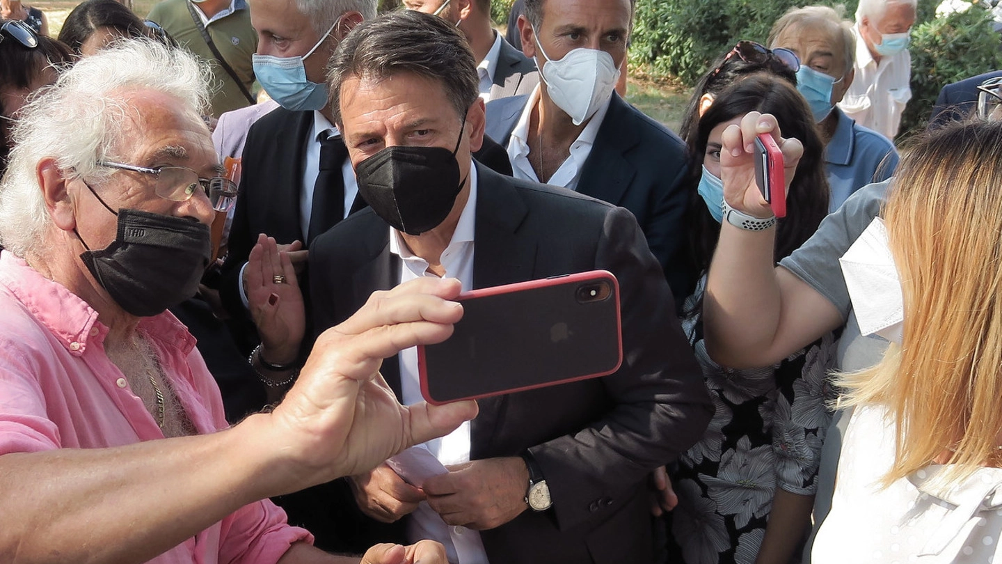 Il leader M5s Giuseppe Conte, 57 anni, ieri in campagna elettorale a Rimini