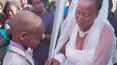 Sudafrica: lo sposo più giovane. Sanaie Masilela, 9 anni ha sposato una 62enne