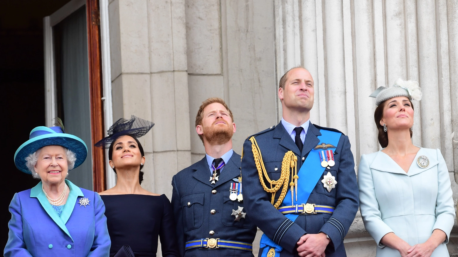 La regina Elisabetta II con Meghan, Harry, William e Kate