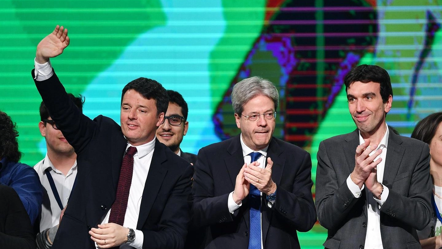 Matteo Renzi, Paolo Gentiloni e Maurizio Martina sul palco del Lingotto (Ansa)