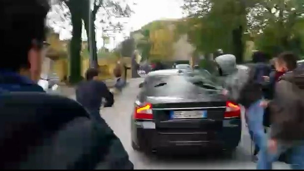 Salvini al campo rom: il momento in cui gli antagonisti spaccano il lunotto dell'auto