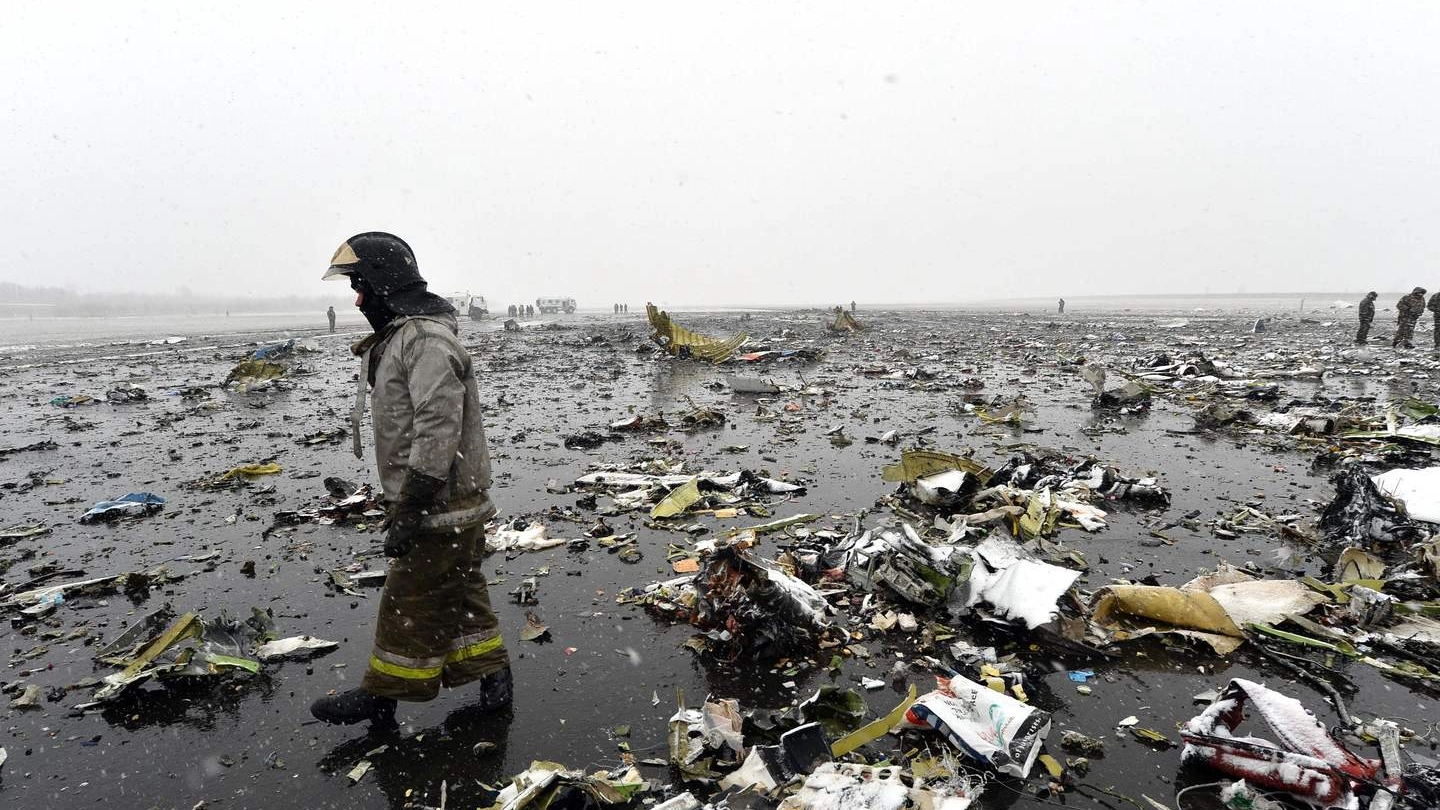I resti del'aereo schiantato in Russia