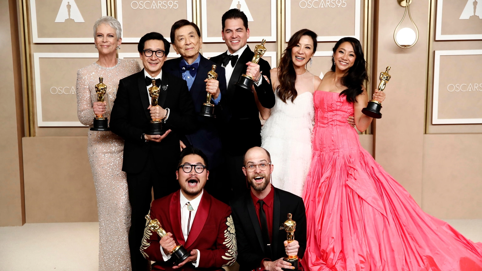 Il cast di 'Everything, Everywhere, All at once' vincitore del Oscar