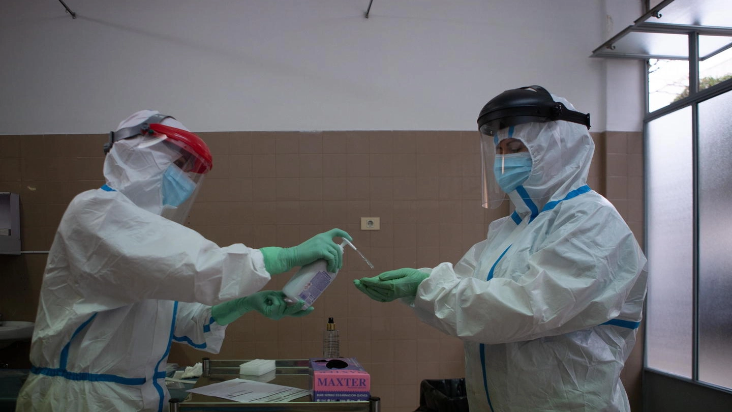 Coronavirus, operatori sanitari al lavoro in un ospedale (Ansa)