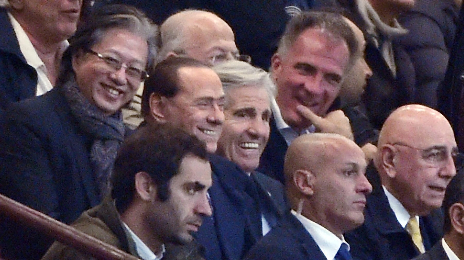 Richard Lee in tribuna a San Siro con Silvio Berlusconi (Ansa)