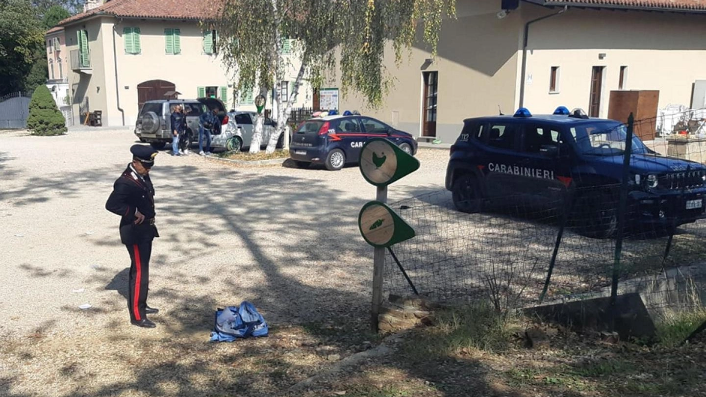 I carabinieri sul luogo dove un Suv ha travolto tre bimbi a Chieri (Ansa)