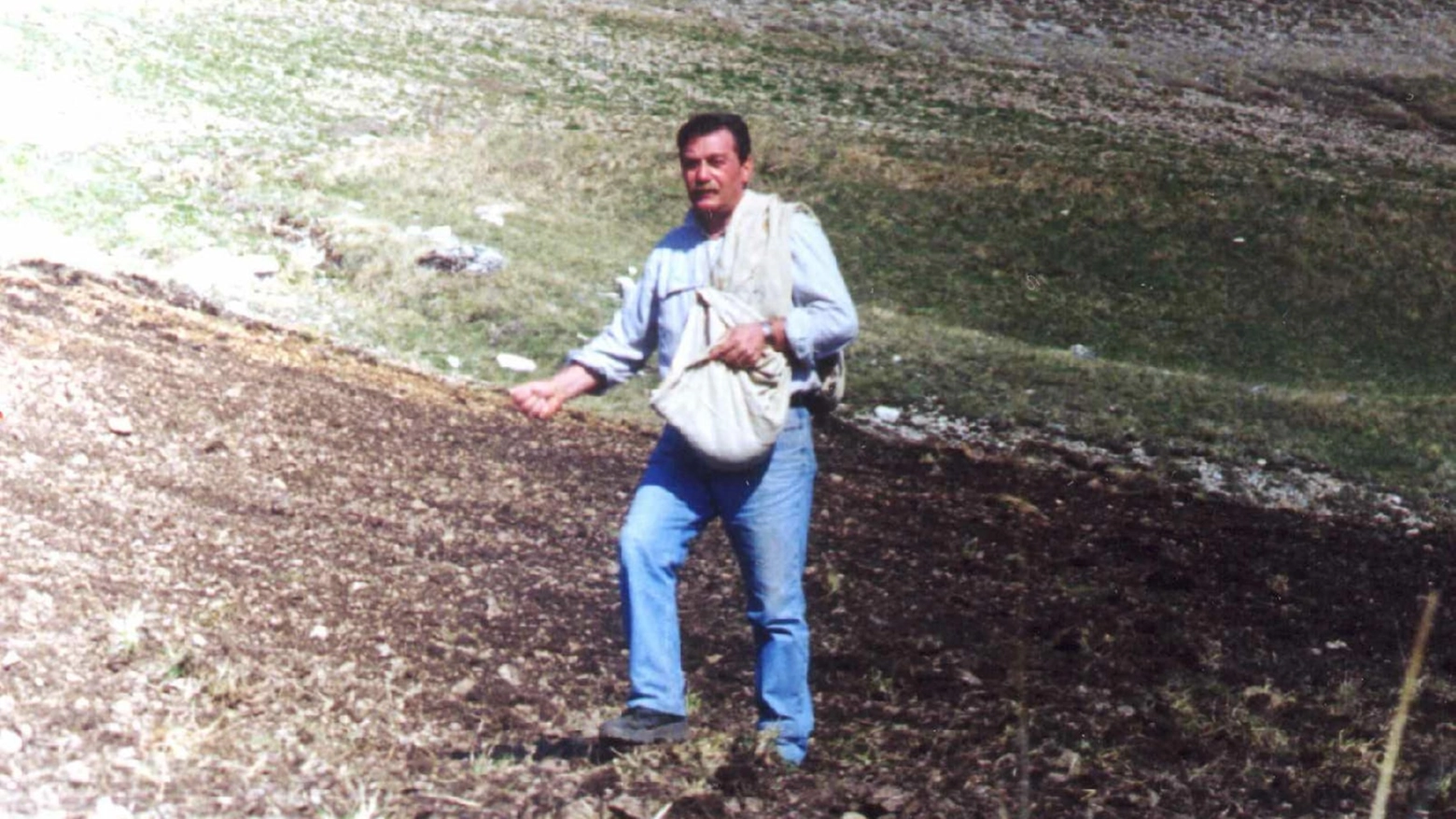 Dopo il terremoto: Giuseppe Iacorossi semina lenticchie a Castelluccio