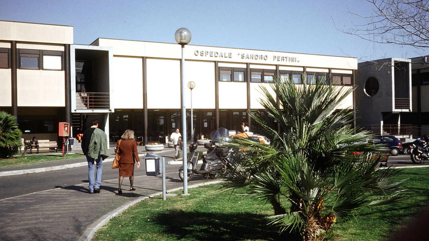 L'ingresso dell'ospedale Pertini di Roma (Ansa)