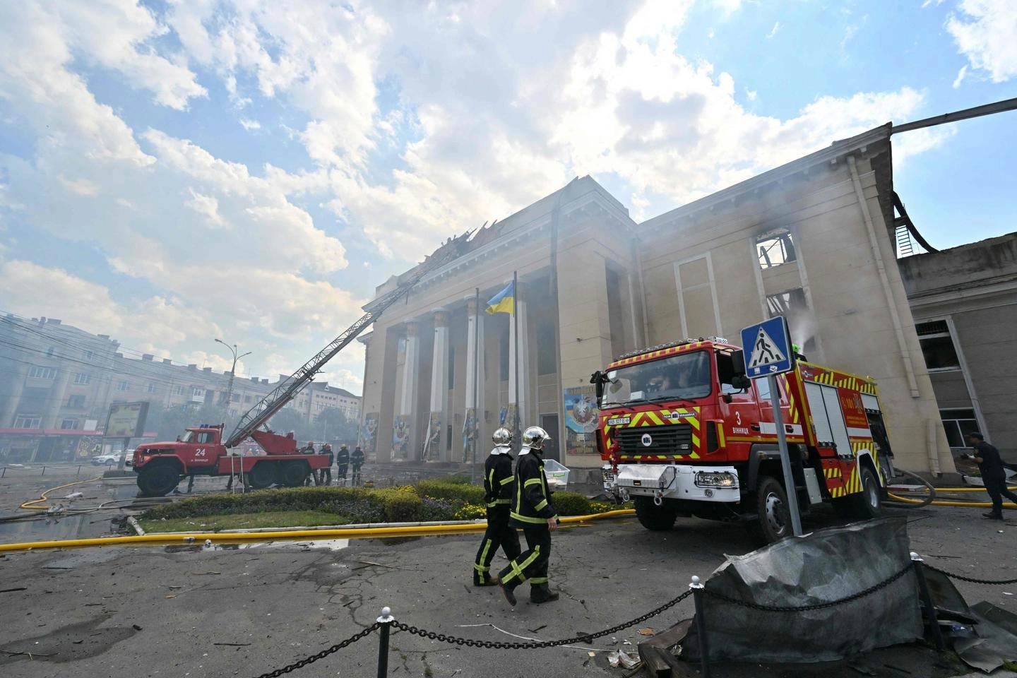 Vigili del fuoco in azione a Vinnytsia (Ansa)