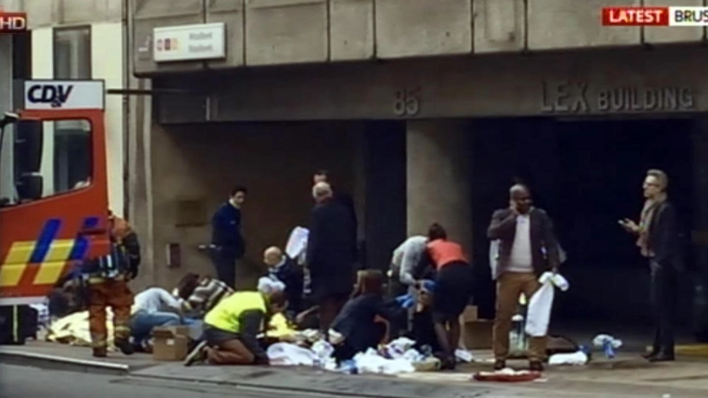 Attentato a Bruxelles, passeggeri all'esterno della metro (Ansa)