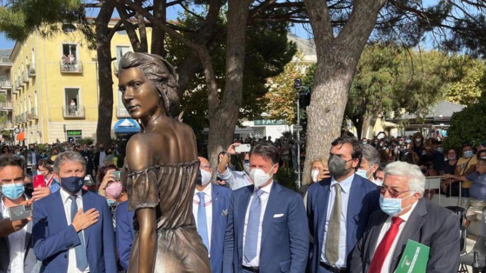 Giuseppe Conte all'inaugurazione della statua dedicata alla ’Spigolatrice’ di Sapri