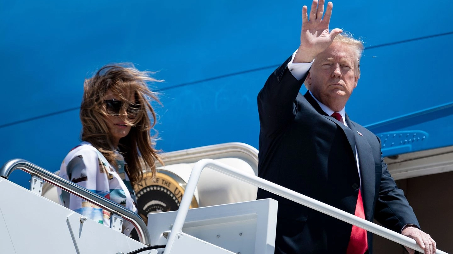 Donald e Melania Trump in partenza sull'Air force one per il Giappone (Lapresse)