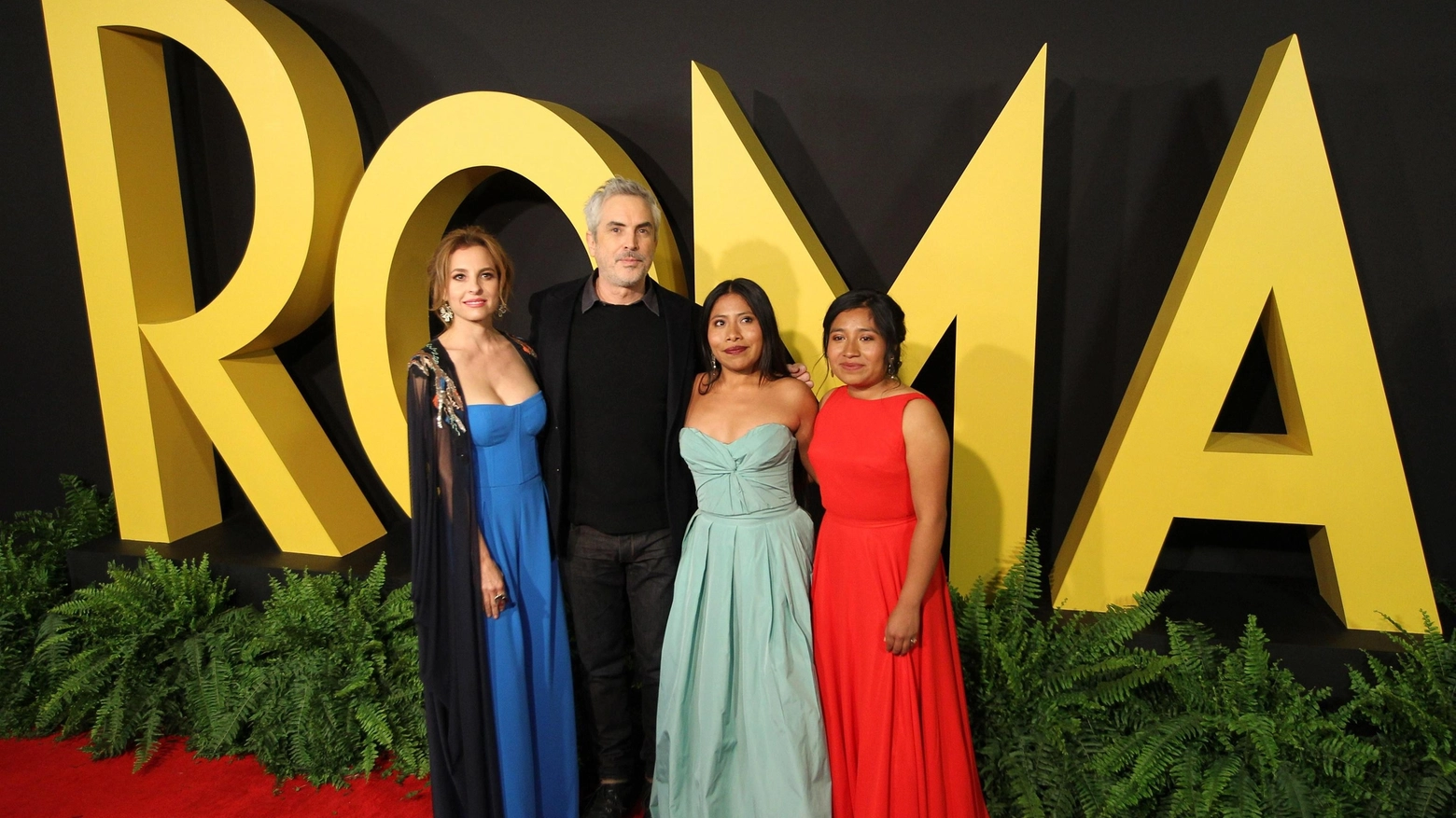 Il regista Alfonso Cuaron con il cast del film 'Roma' (Ansa)
