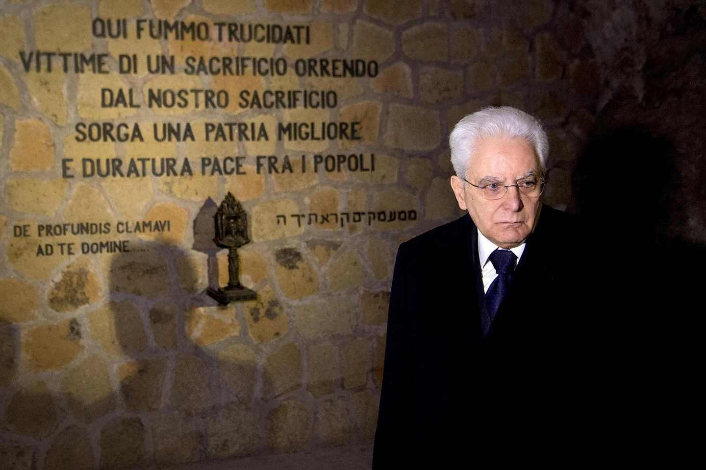 Mattarella commemora le vittime delle Fosse ardeatine. La Raggi non c'era (Ansa)