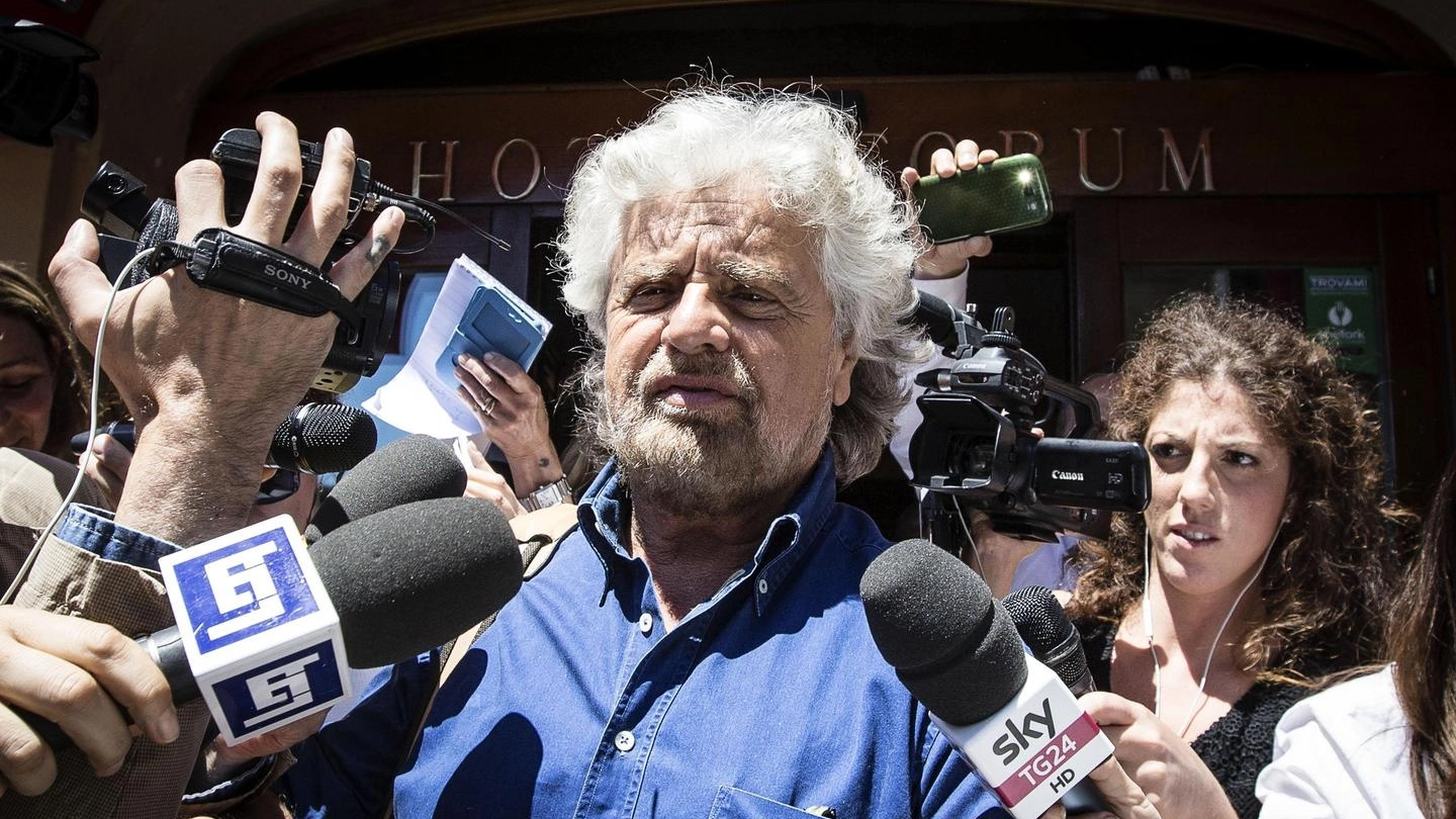 Beppe Grillo circondato dai giornalisti (Ansa)