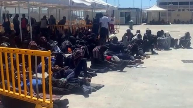 Non solo Lampedusa. L’inferno si sposta a Porto Empedocle. In fuga 200 migranti