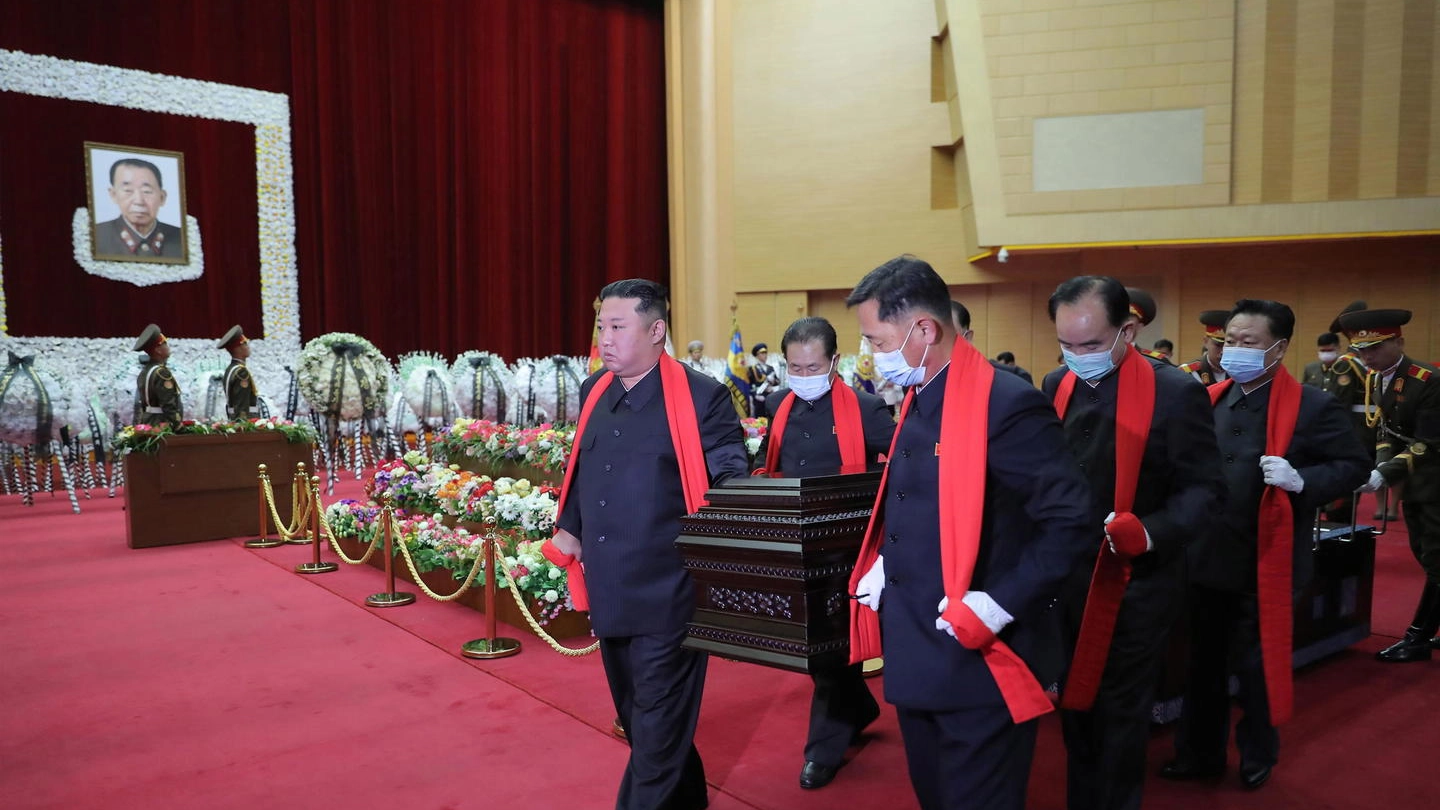 Kim Jong-un al funerale del generale Hyon Chol-hae (Ansa)