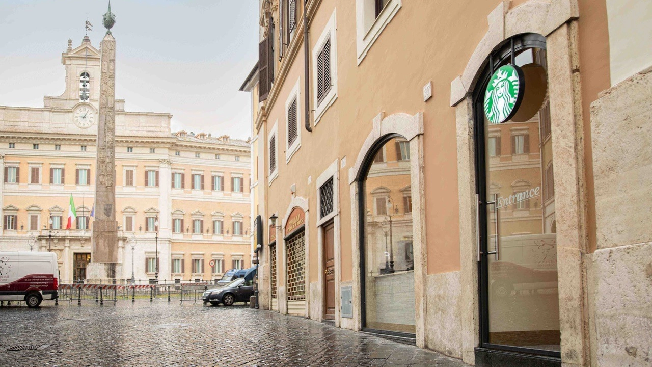 Starbucks è arrivato a Roma, dall'11 maggio apre lo store davanti al Parlamento