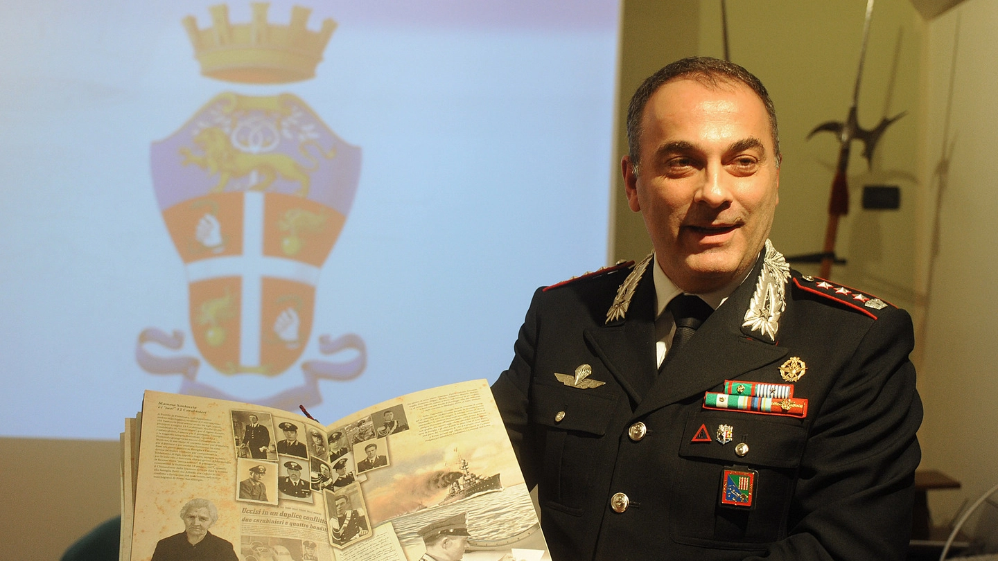Il colonnello Cosimo Fiore mostra l’edizione 2015 del calendario dell’Arma