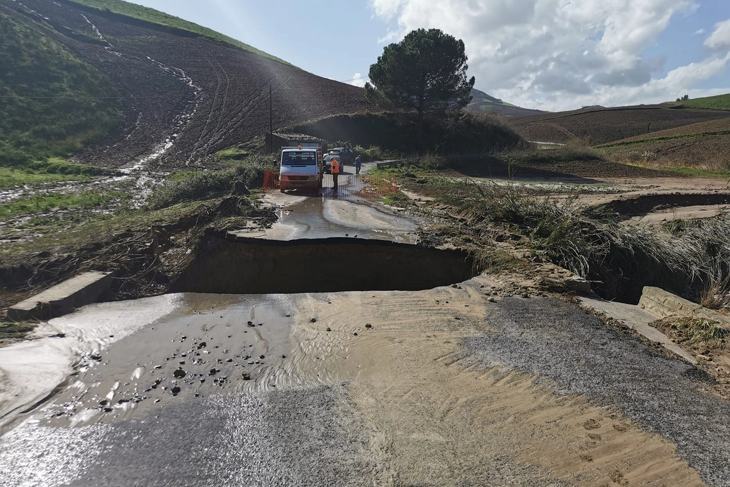Crollato l'asfalto della strada provinciale Caccamo-Montemaggiore Belsiton (Ansa)