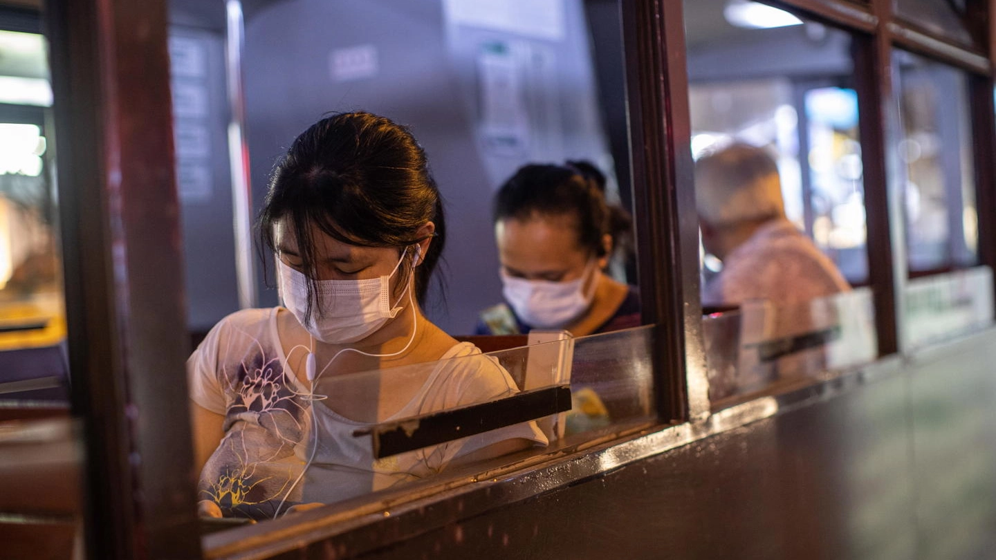 Coronavirus, tornano le mascherine a Hong Kong. La pandemia non è stagionale (Ansa)