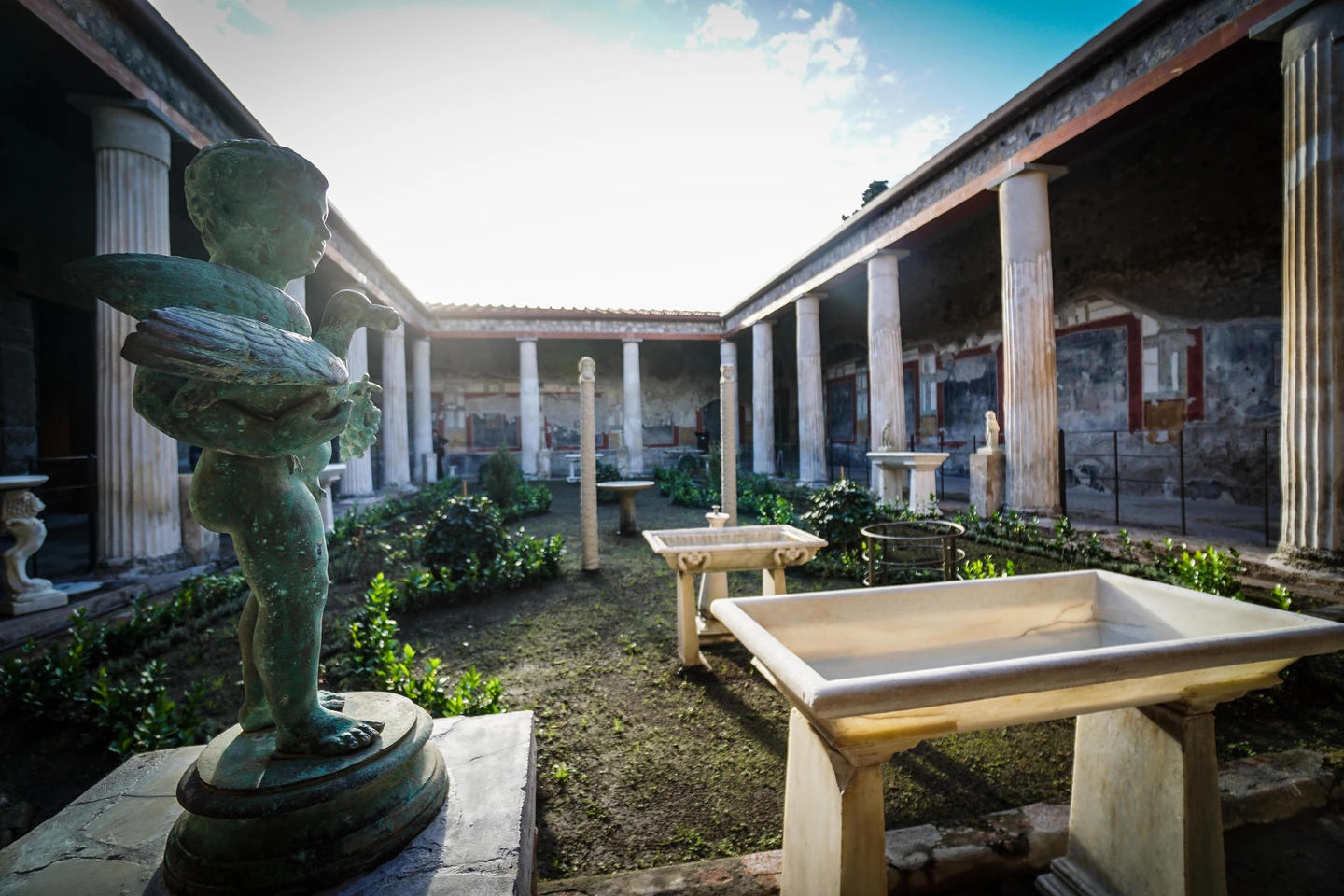 Una veduta esterna della casa dei Vettii nel Parco Archeologico di Pompei (Ansa)