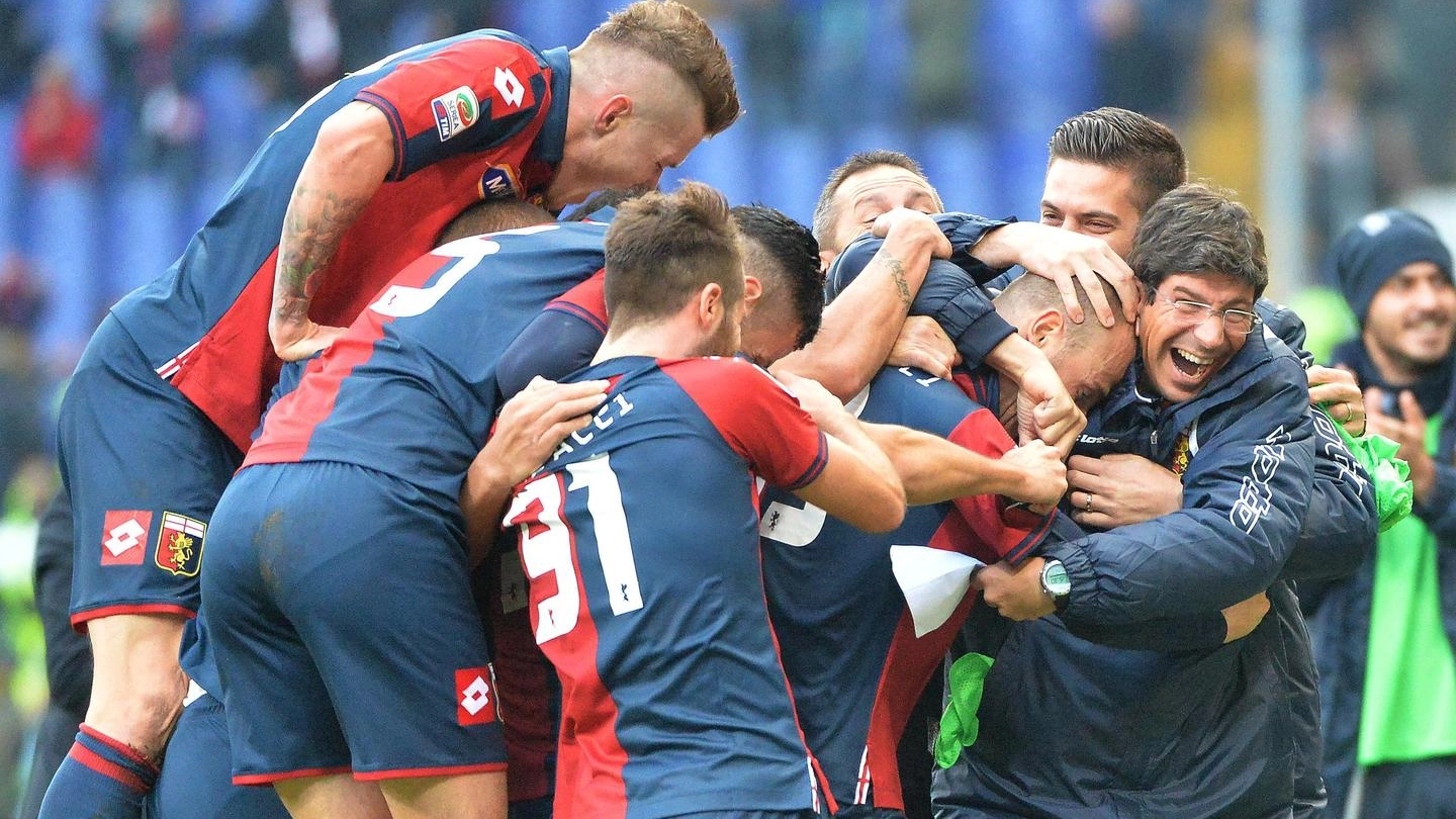 L'abbraccio dei giocatori del Genoa (Ansa)
