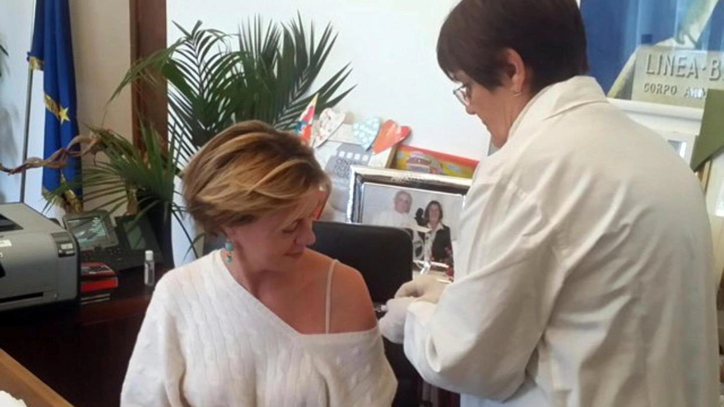 Il ministro Lorenzin si vaccina contro  l'influenza (Ansa/Twitter)