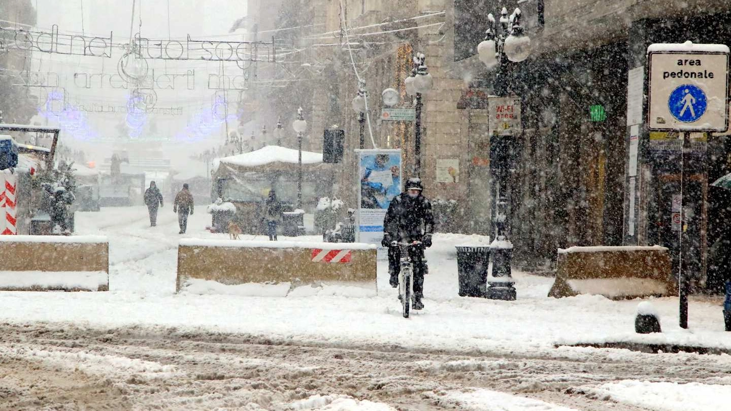 Meteo, la nevicata a Milano (Ansa)