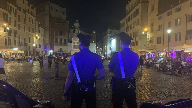 Roma, follia nella notte durante i controlli: agenti circondati