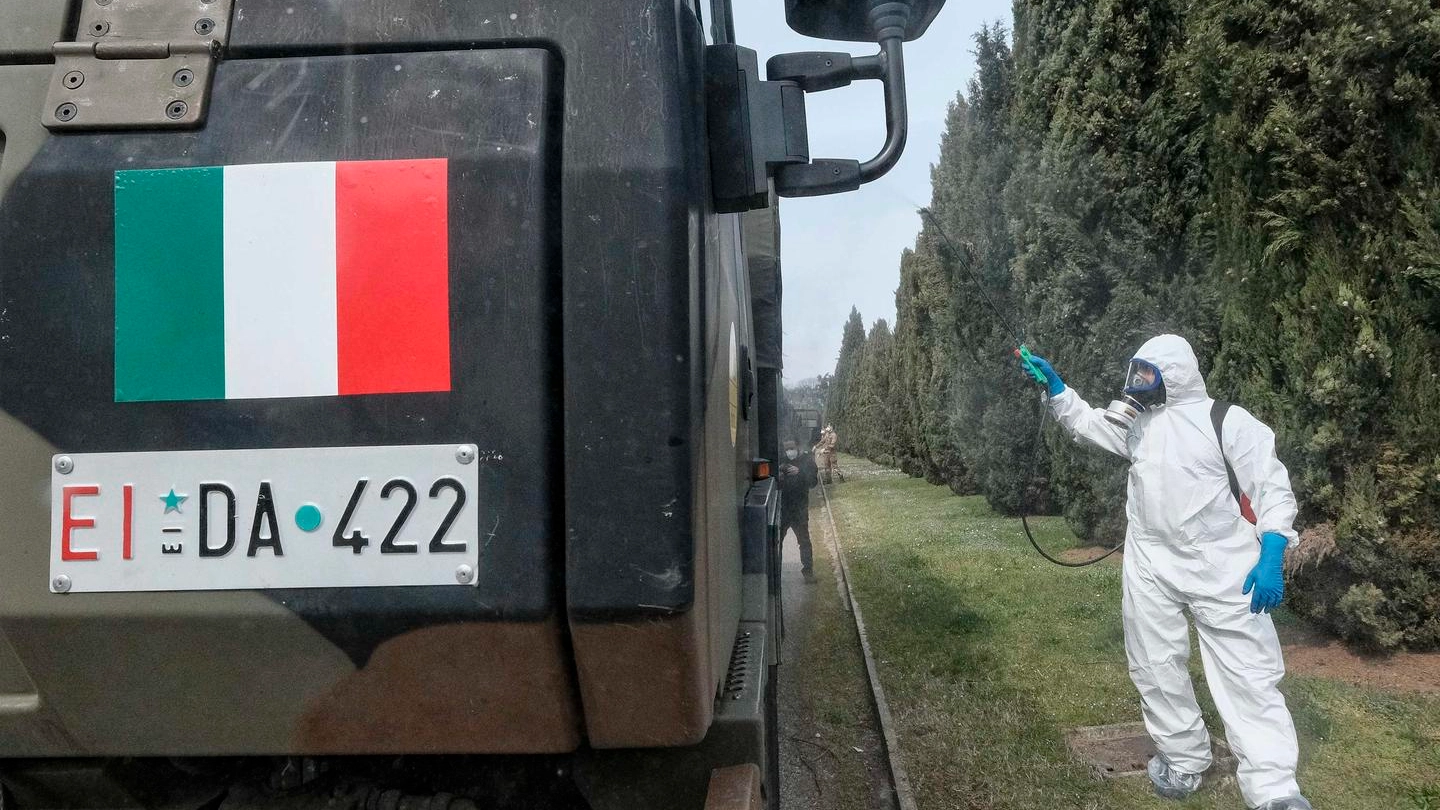 Coronavirus, un camion dell'Esercito a Bergamo per il trasporto delle bare (foto Ansa)